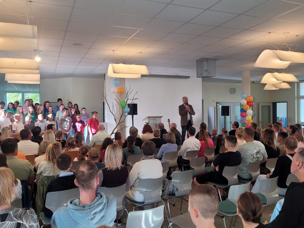 HERZLICH WILLKOMMEN den neuen Schülerinnen und Schüler aus den Klassen 5G und 5R!
Den besonderen Tag der Schulaufnahme an das FES-Gymnasium und die FES-Realschule feierten wir mit unserer WELCOME-PARTY in unserer Aula. 