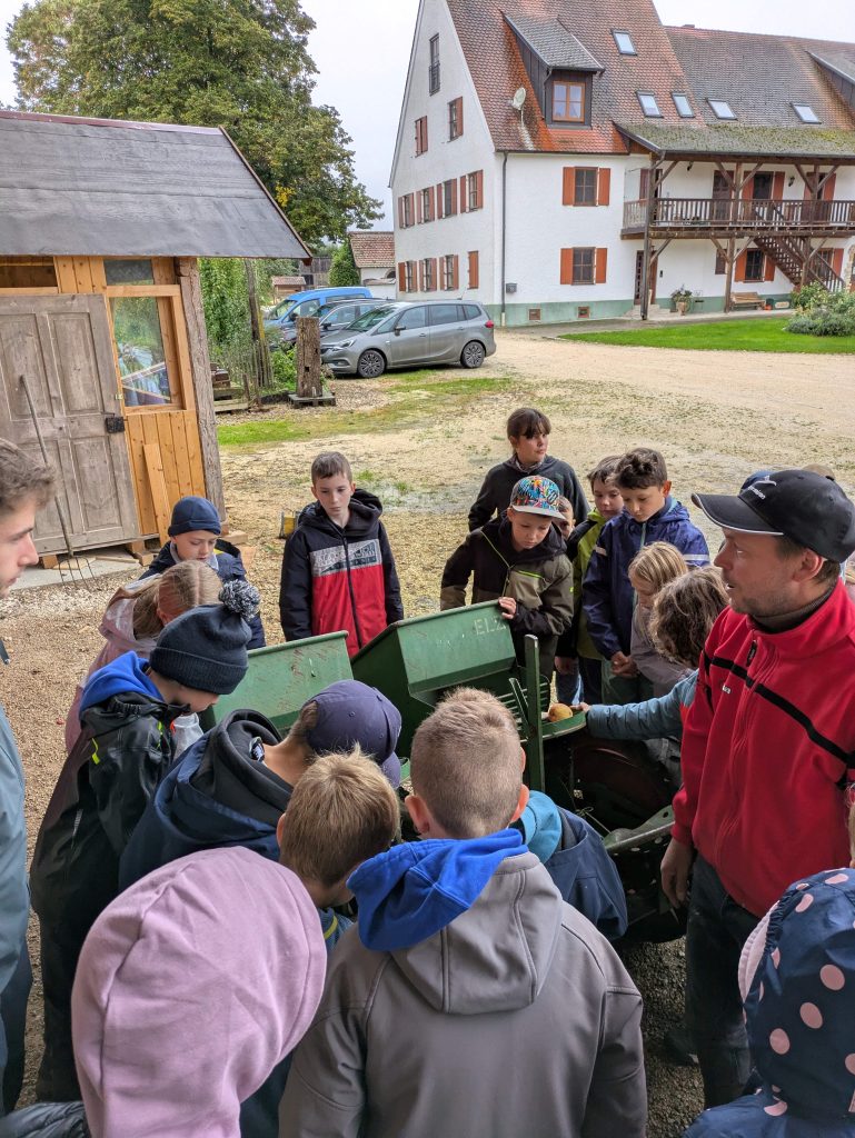 Unsere Jüngsten, die neuen Klassen 5R und 5G, machten sich gemeinsam auf zu den Kennenlerntagen auf dem Stettenhof.