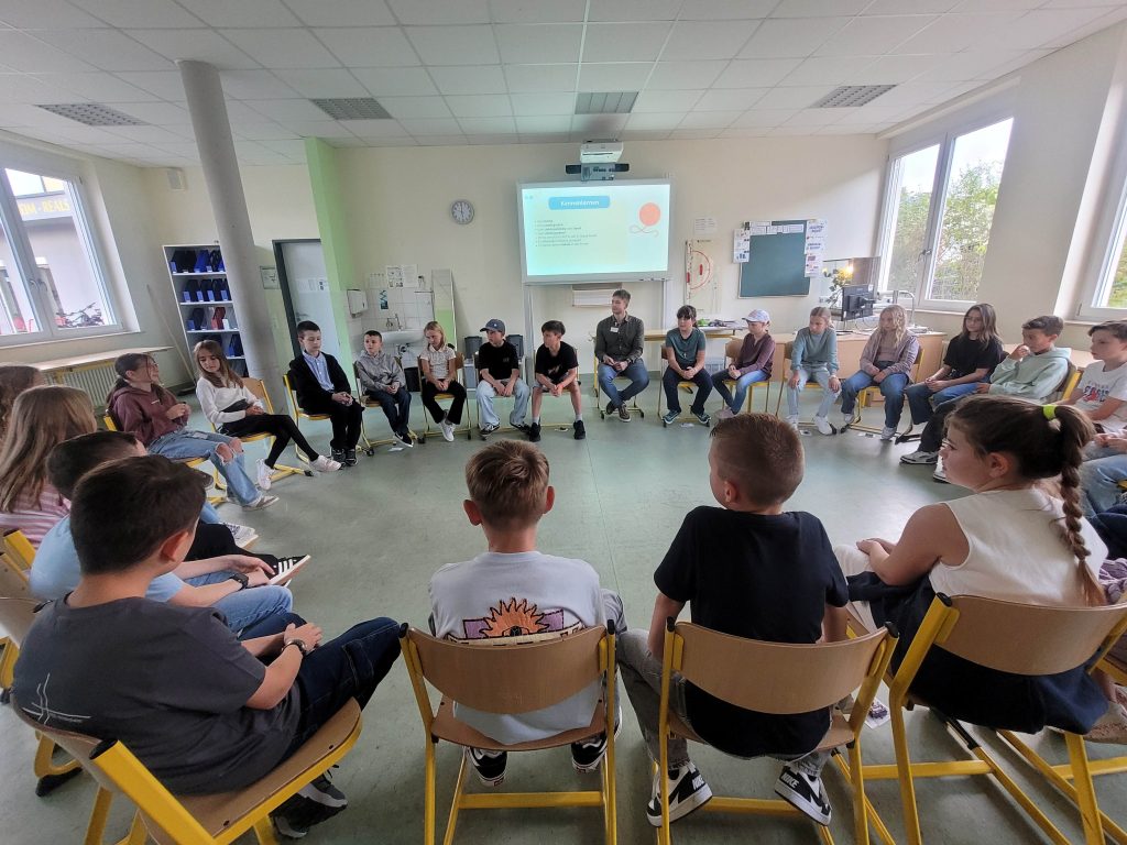 HERZLICH WILLKOMMEN den neuen Schülerinnen und Schüler aus den Klassen 5G und 5R!
Den besonderen Tag der Schulaufnahme an das FES-Gymnasium und die FES-Realschule feierten wir mit unserer WELCOME-PARTY in unserer Aula. 