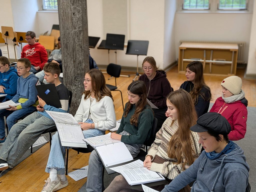 FES-Jugendchor an der Musikakademie Jeunesses Musicales Weikersheim
Der 25-köpfige Jugendchor unseres FES-Gymnasiums und unserer FES-Realschule probte an der Musikakademie Jeunesses Musicales in Weikersheim.