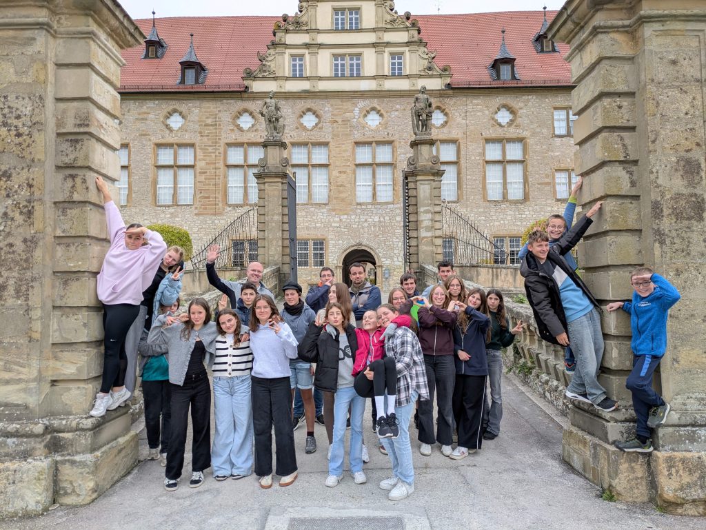 FES-Jugendchor an der Musikakademie Jeunesses Musicales Weikersheim
Der 25-köpfige Jugendchor unseres FES-Gymnasiums und unserer FES-Realschule probte an der Musikakademie Jeunesses Musicales in Weikersheim.