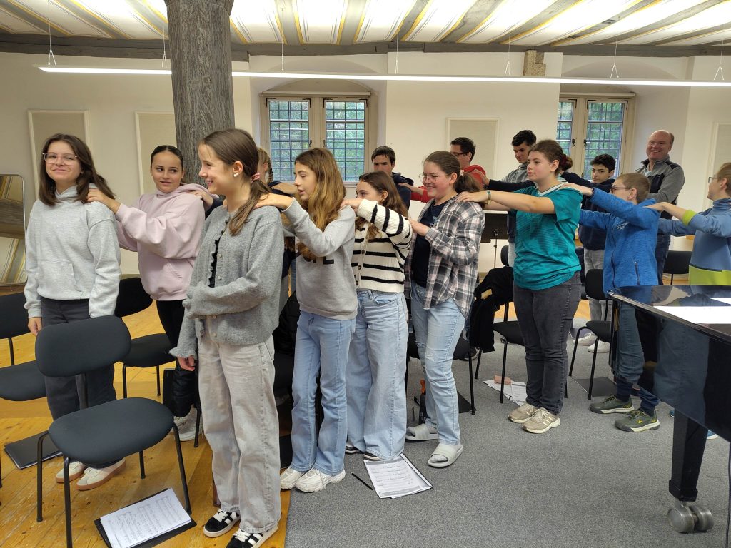 FES-Jugendchor an der Musikakademie Jeunesses Musicales Weikersheim
Der 25-köpfige Jugendchor unseres FES-Gymnasiums und unserer FES-Realschule probte an der Musikakademie Jeunesses Musicales in Weikersheim.