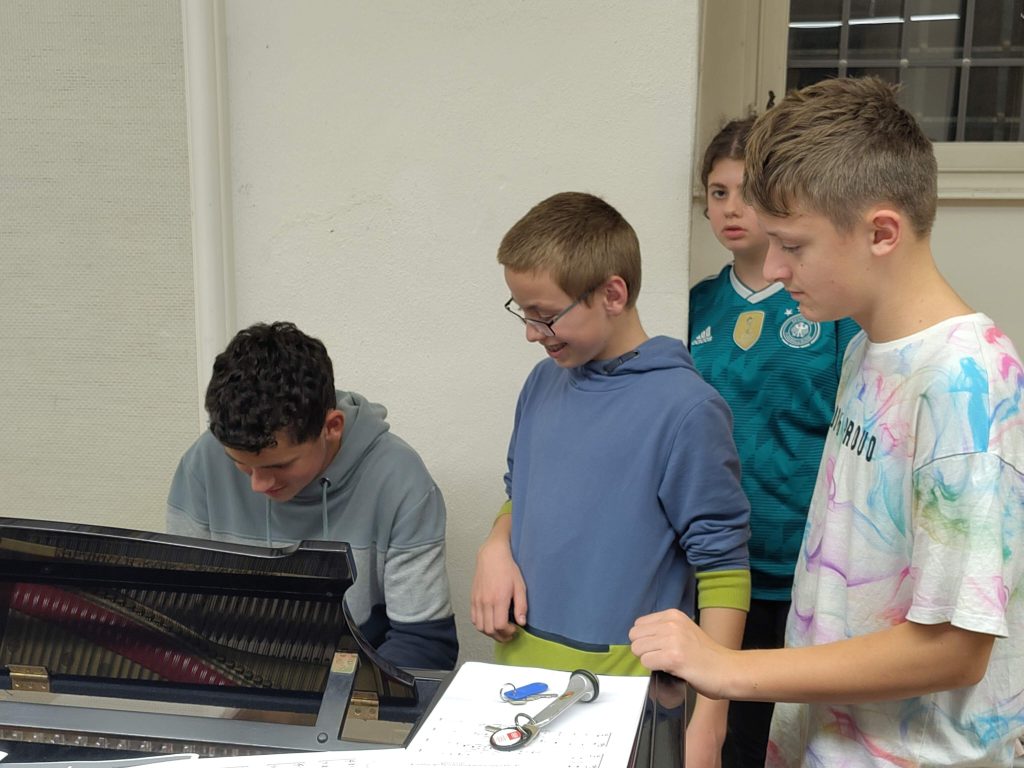 FES-Jugendchor an der Musikakademie Jeunesses Musicales Weikersheim
Der 25-köpfige Jugendchor unseres FES-Gymnasiums und unserer FES-Realschule probte an der Musikakademie Jeunesses Musicales in Weikersheim.