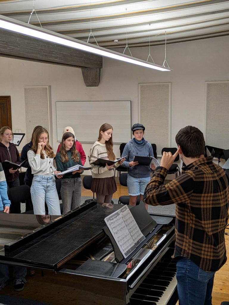 FES-Jugendchor an der Musikakademie Jeunesses Musicales Weikersheim
Der 25-köpfige Jugendchor unseres FES-Gymnasiums und unserer FES-Realschule probte an der Musikakademie Jeunesses Musicales in Weikersheim.