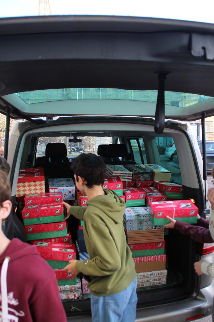 FES-Gymnasium und FES-Realschule: Mitgepackt bei „Weihnachten im Schuhkarton“