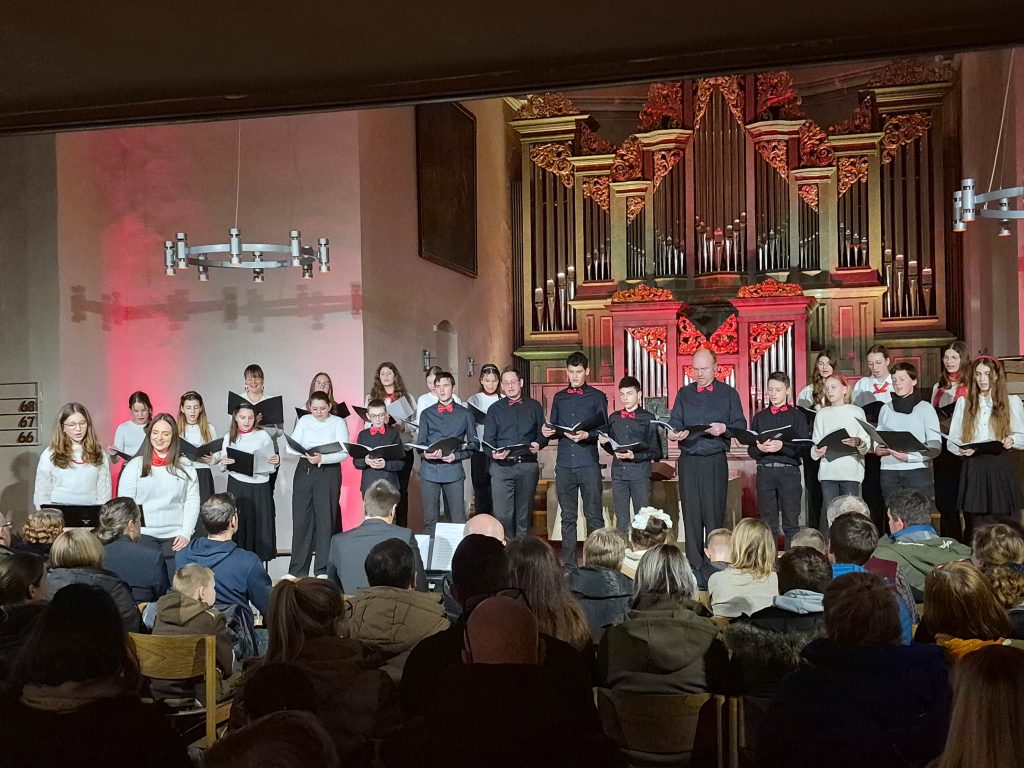 Warum feiern wir nicht? Rückblick auf ein besonderes, musikalisches Fest der Dankbarkeit in der diesjährigen FES-Chorandacht im Advent 2025