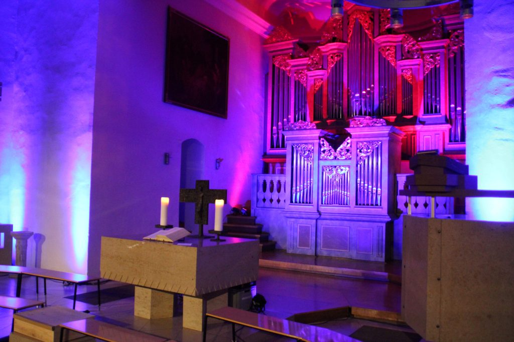 Warum feiern wir nicht? Rückblick auf ein besonderes, musikalisches Fest der Dankbarkeit in der diesjährigen FES-Chorandacht im Advent 2025