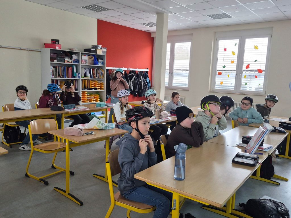 „Schütze dein Bestes!“ Unter diesem Motto stand die diesjährige Fahrradhelm-Kampagne, die von der Polizei Heidenheim für die 6. Klassen an unserer FES-Realschule und unserem FES-Gymnasium veranstaltet wurde. 