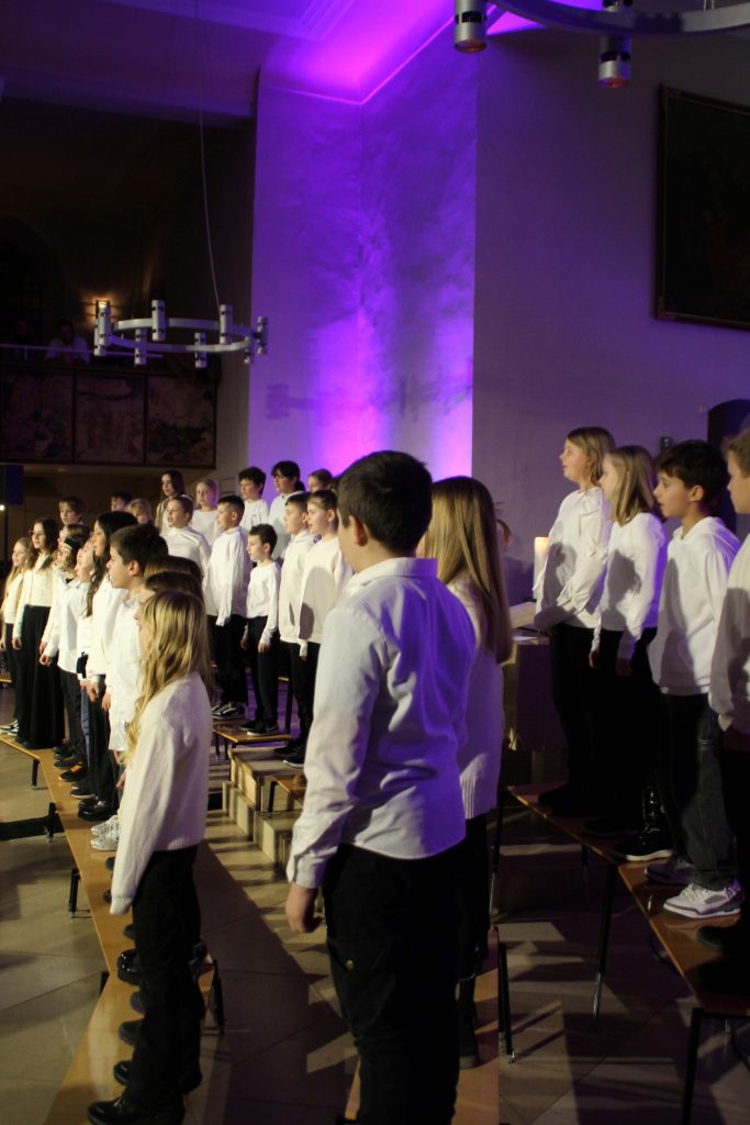 Warum feiern wir nicht? Rückblick auf ein besonderes, musikalisches Fest der Dankbarkeit in der diesjährigen FES-Chorandacht im Advent 2025