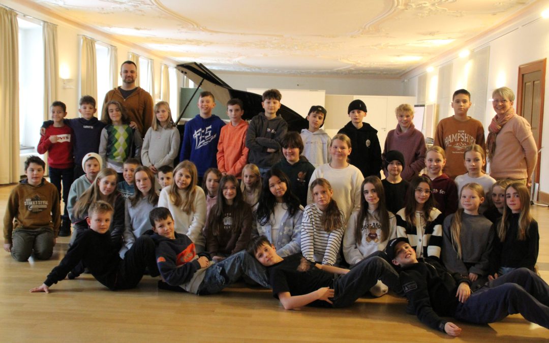 Chorproben zwischen historischen Gemälden und ehrwürdigen Klostertüren: Nachwuchschor der Klassen 5 an FES-Gymnasium und FES-Realschule an der Landesakademie für Musik im Kloster Ochsenhausen