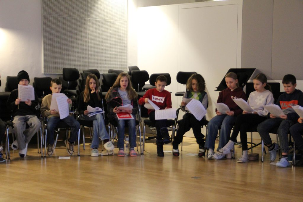 Chorproben zwischen historischen Gemälden und ehrwürdigen Klostertüren: Nachwuchschor der Klassen 5 an FES-Gymnasium und FES-Realschule an der Landesakademie für Musik im Kloster Ochsenhausen