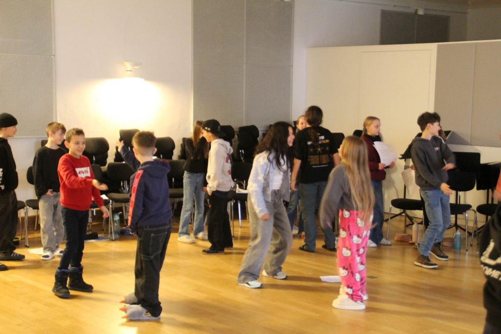 Chorproben zwischen historischen Gemälden und ehrwürdigen Klostertüren: Nachwuchschor der Klassen 5 an FES-Gymnasium und FES-Realschule an der Landesakademie für Musik im Kloster Ochsenhausen