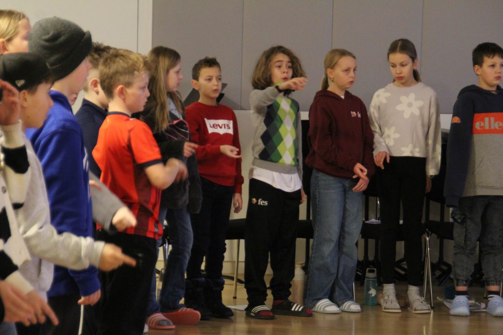 Chorproben zwischen historischen Gemälden und ehrwürdigen Klostertüren: Nachwuchschor der Klassen 5 an FES-Gymnasium und FES-Realschule an der Landesakademie für Musik im Kloster Ochsenhausen