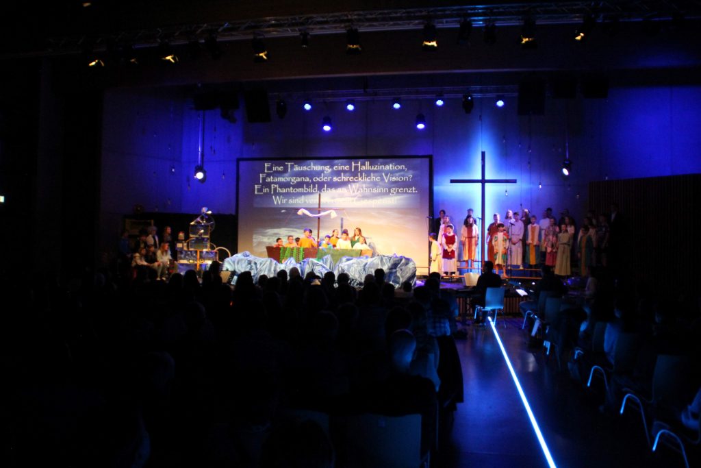 Musicalaufführungen mit Humor und Gänsehautmomenten
Schülerinnen und Schüler unseres FES-Gymnasiums und unserer FES-Realschule begeisterten in zwei Aufführungen knapp 600 Besucher.
