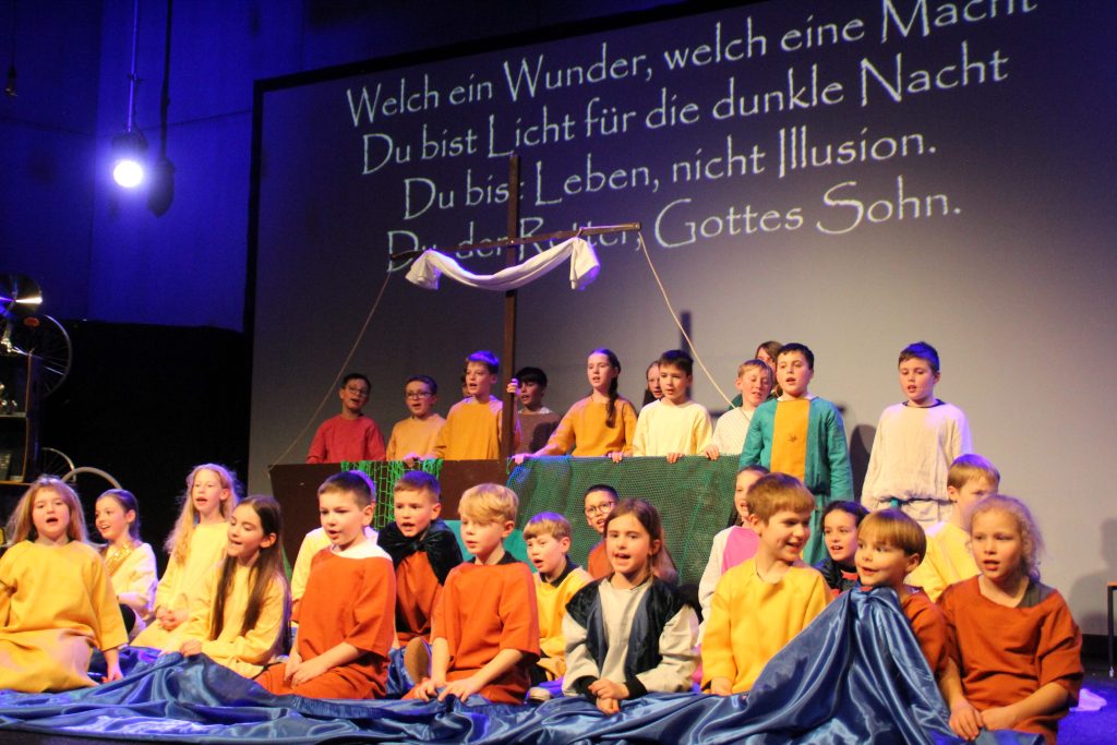 Musicalaufführungen mit Humor und Gänsehautmomenten
Schülerinnen und Schüler unseres FES-Gymnasiums und unserer FES-Realschule begeisterten in zwei Aufführungen knapp 600 Besucher.
