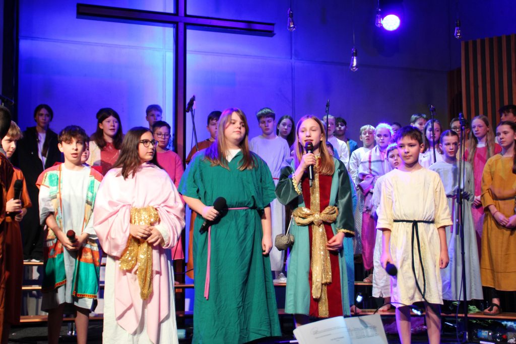 Musicalaufführungen mit Humor und Gänsehautmomenten
Schülerinnen und Schüler unseres FES-Gymnasiums und unserer FES-Realschule begeisterten in zwei Aufführungen knapp 600 Besucher.
