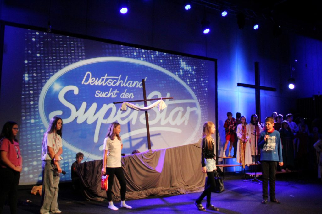 Musicalaufführungen mit Humor und Gänsehautmomenten
Schülerinnen und Schüler unseres FES-Gymnasiums und unserer FES-Realschule begeisterten in zwei Aufführungen knapp 600 Besucher.
