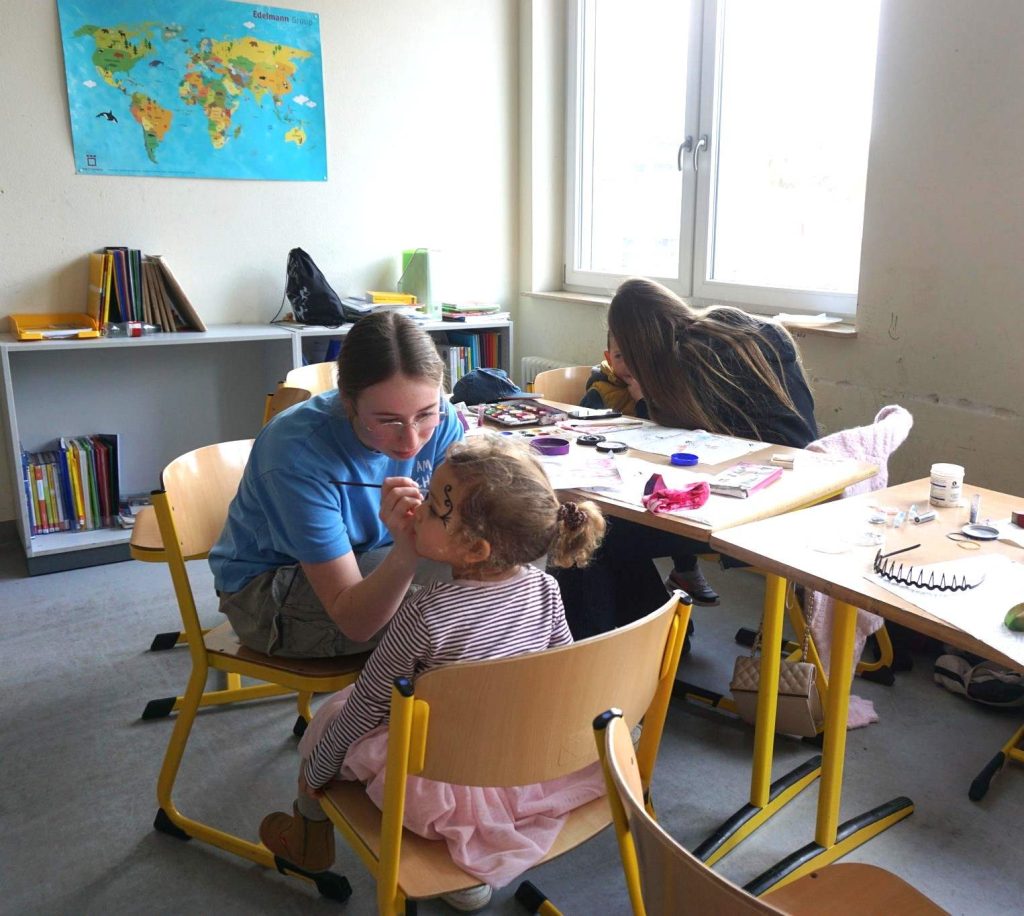 Der Tag der offenen Tür an FES-Gymnasium und FES-Realschule

​Am Samstag, den 28. Februar 2026, öffneten wir an der FES Heidenheim wieder unsere Türen – und der Andrang war groß! In einer ganz besonderen und herzlichen Atmosphäre hatten interessierte Eltern und Kinder die Gelegenheit, unsere Schulen ausgiebig kennenzulernen.
