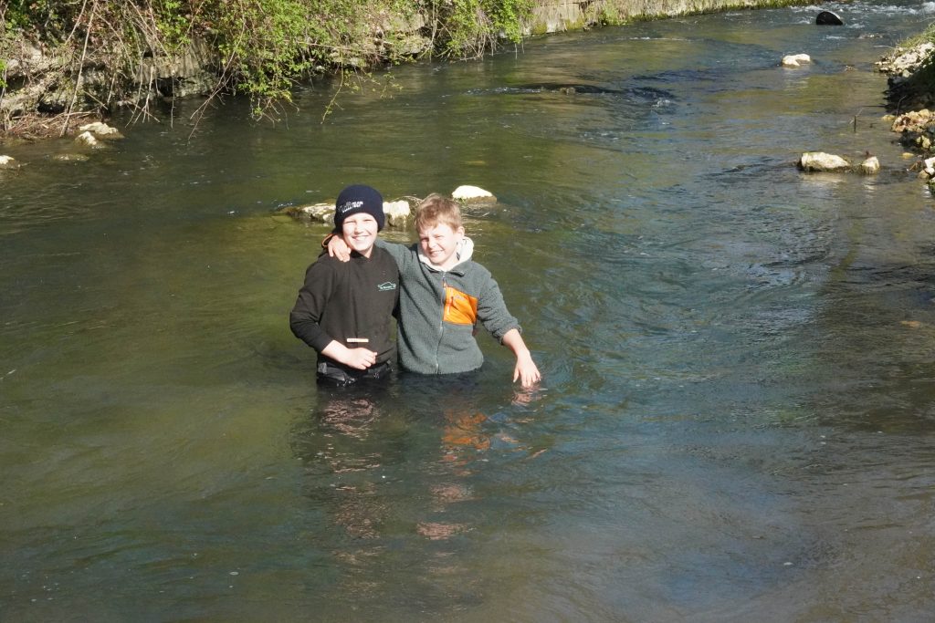 BLOG-Beitrag
Forschen in Gummistiefeln: Fünftklässler von FES-Gymnasium und FES-Realschule untersuchen die Brenz
Wenn das Ökomobil der staatlichen Naturschutzverwaltung Baden-Württemberg Halt macht, verwandelt sich die Natur in ein Freiluft-Klassenzimmer. Mit Neugier und Tatendrang ließen sich die Schülerinnen und Schüler der Jahrgangsstufe 5 unseres FES-Gymnasiums und unserer FES-Realschule auf dieses Abenteuer ein.
An zwei Vormittagen erkundeten die jungen Gymnasiasten und Realschüler die heimische Brenz und wurden dabei fachkundig von den Naturschützern des Ökomobils begleitet und angeleitet. Die jungen Forschenden stiegen ins kühle Nass, nahmen Proben und brachten ihre Funde ins rollende Naturschutzlabor. 
Die gefundenen winzigen Wasserlebewesen wurden unter dem Mikroskop und der Lupe genau betrachtet und systematisch zugeordnet. 
Dabei lernten unsere Fünftklässler nicht nur, dass das klare Wasser der Brenz ein erstaunlich artenreiches Biotop ist, sondern leiteten auch konkrete Maßnahmen zum Schutz dieser Lebewesen ab.
So machte Biologie-Unterricht gleich doppelt Spaß…!

