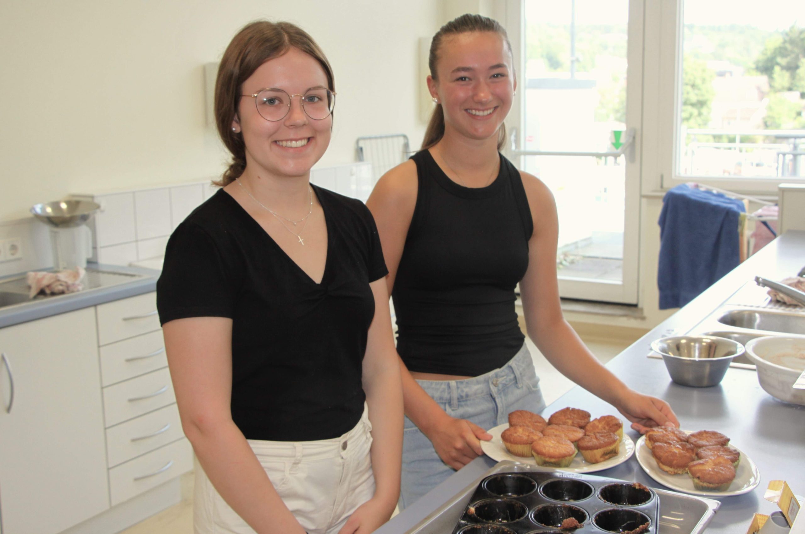 Projekttage 2024 der FES Heidenheim, Schülerinnen und Schüler backen.