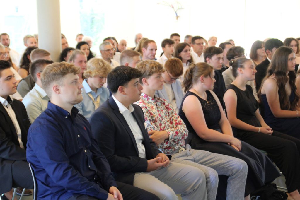 Schüler und Schülerinnen. Abschlussfeier. Zeugniss - Übergabe. FES. Christliche Schule. Heidenheim.