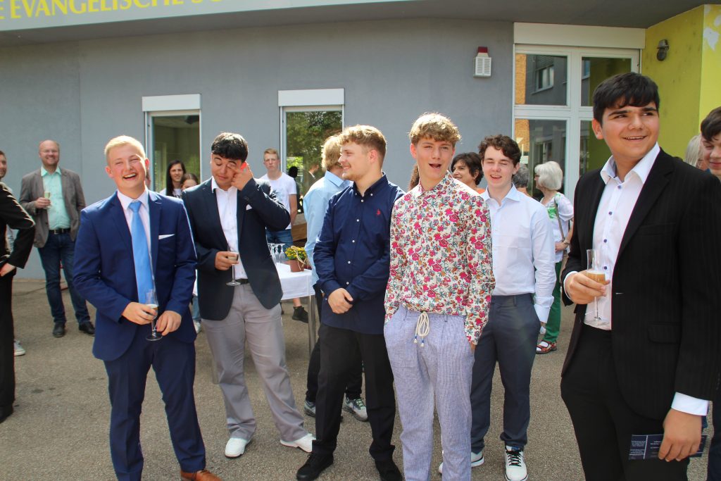 Schüler und Schülerinnen. Abschlussfeier. Zeugniss - Übergabe. FES. Christliche Schule. Heidenheim.