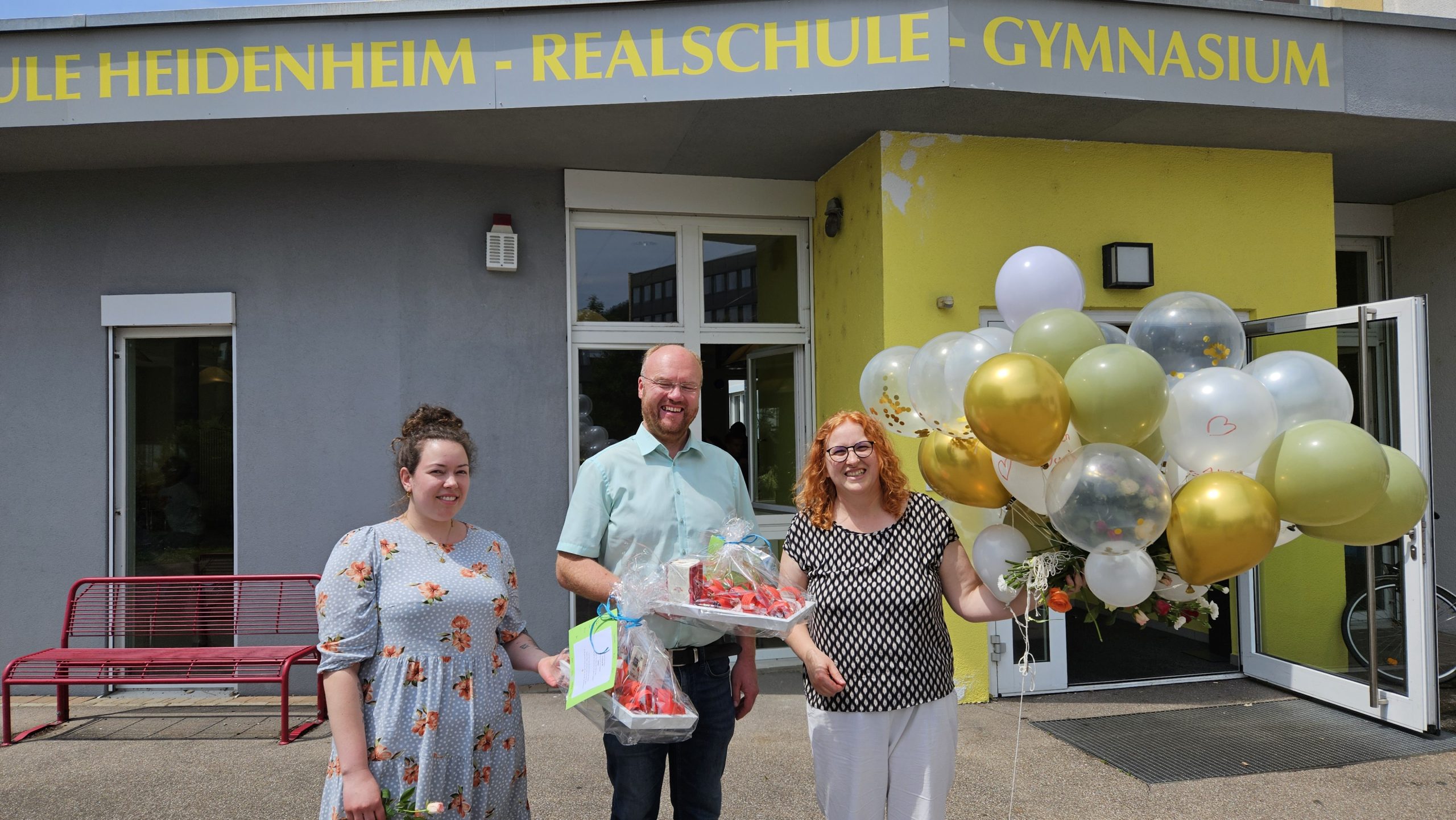 Ehemahlige Schulsekretärin Frau Birgt Maier wird verabschiedet von der FES Heidenheim. Rahel Kienle übernimmt die Aufgaben, als neue Schulsekretärin.