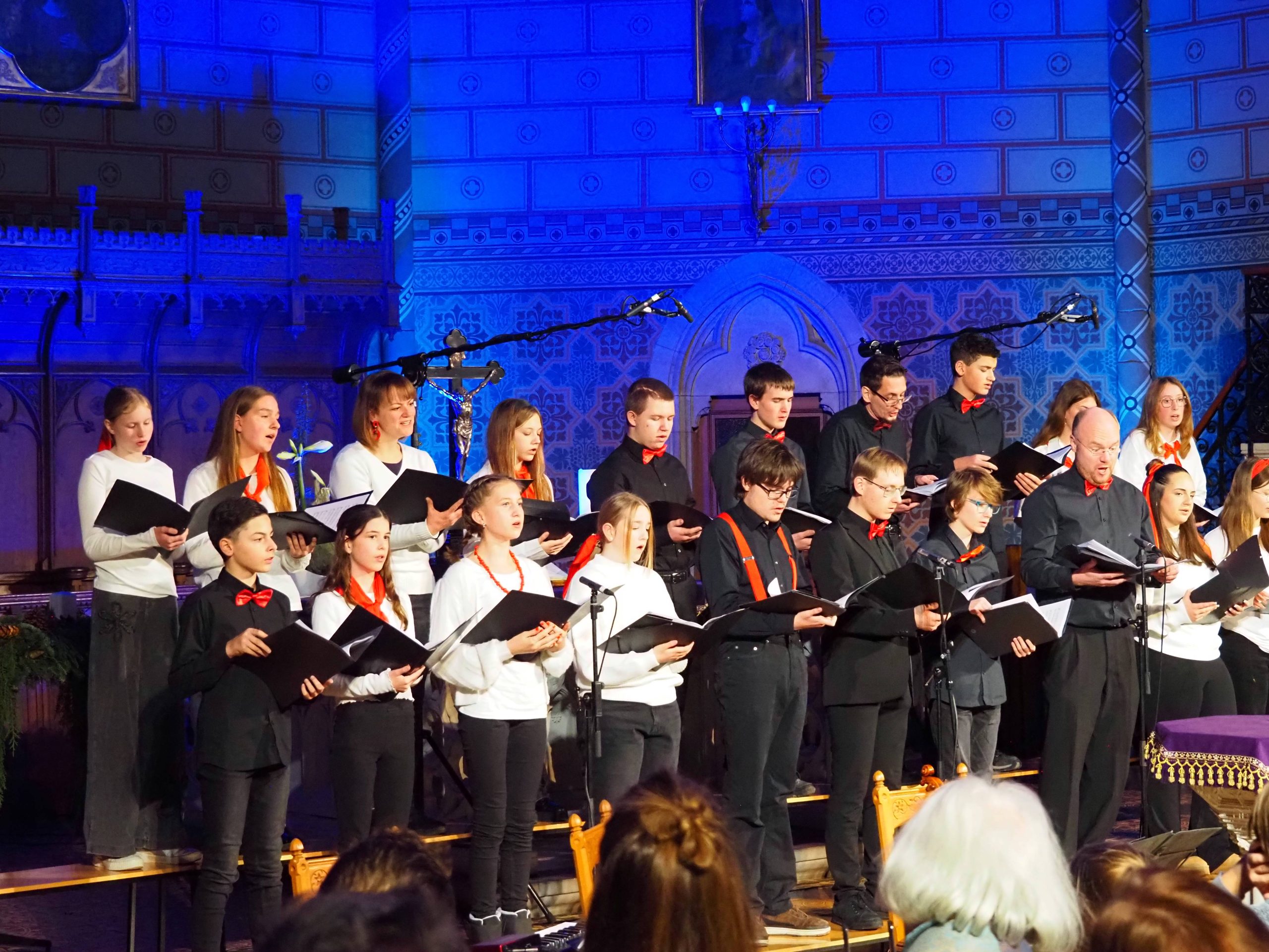 Der FES-Jugendchor mit Schülern im Alter von 13-18 Jahren unter Leitung von FES-Chorleiter Daniel Kindsvater bescherte Gänsehautfeeling mit adventlicher und vorweihnachtlicher Chormusik unterschiedlichster Stilistik – von geistlicher Chormusik über Gospel bis hin zu adventlichem Celtic Folk. Professionelle musikalische Begleitung für das vielfältige Chorprogramm des jungen Ensembles erfolgte durch die christliche Band „Königskind“, die selbst auch mit eigenen Titeln, untermalt von sanften Streicher – und Gitarrenklängen, vorweihnachtliche Klänge und tiefgründige Texte in die FES-Chorandacht einbrachten.