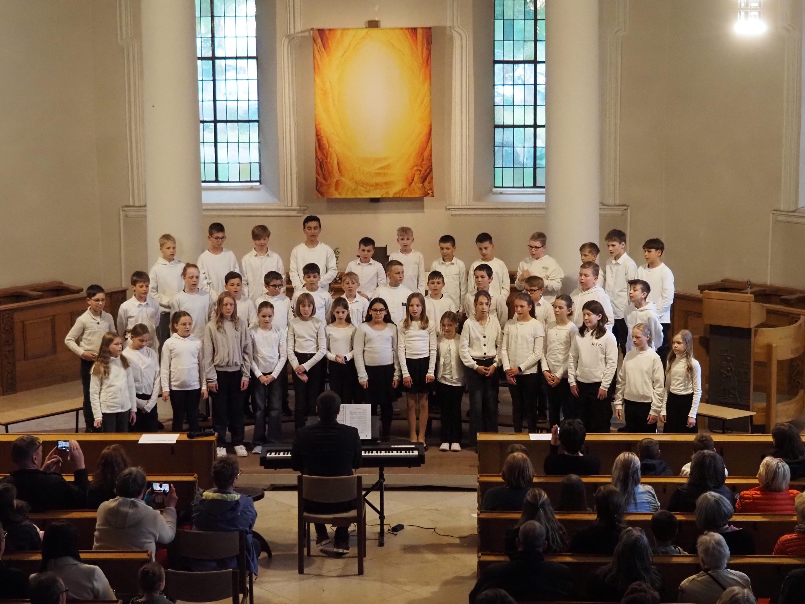 Voll besetzt war die evangelische Königsbronner Kirche beim Chorkonzert der Chöre des FES-Gymnasiums und der FES-Realschule. Die konzertante Veranstaltung gestalteten die Schüler aus den Klassenstufen 5 -12 als musikalische Liederreise unter dem Motto „Einfach mal den Akku aufladen…“