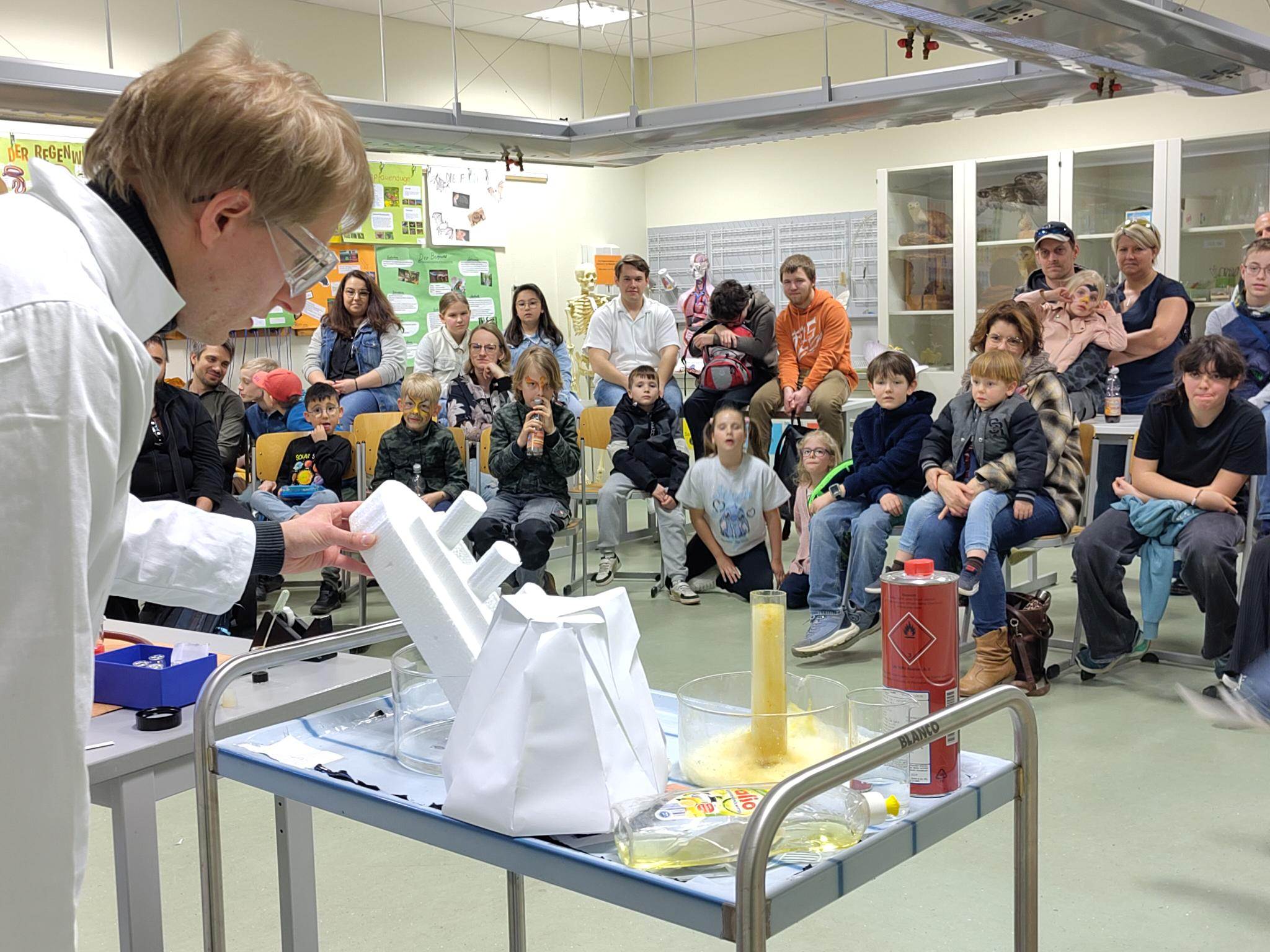 Der Tag der offenen Tür an FES-Gymnasium und FES-Realschule ​Am Samstag, den 28. Februar 2026, öffneten wir an der FES Heidenheim wieder unsere Türen – und der Andrang war groß! In einer ganz besonderen und herzlichen Atmosphäre hatten interessierte Eltern und Kinder die Gelegenheit, unsere Schulen ausgiebig kennenzulernen.
