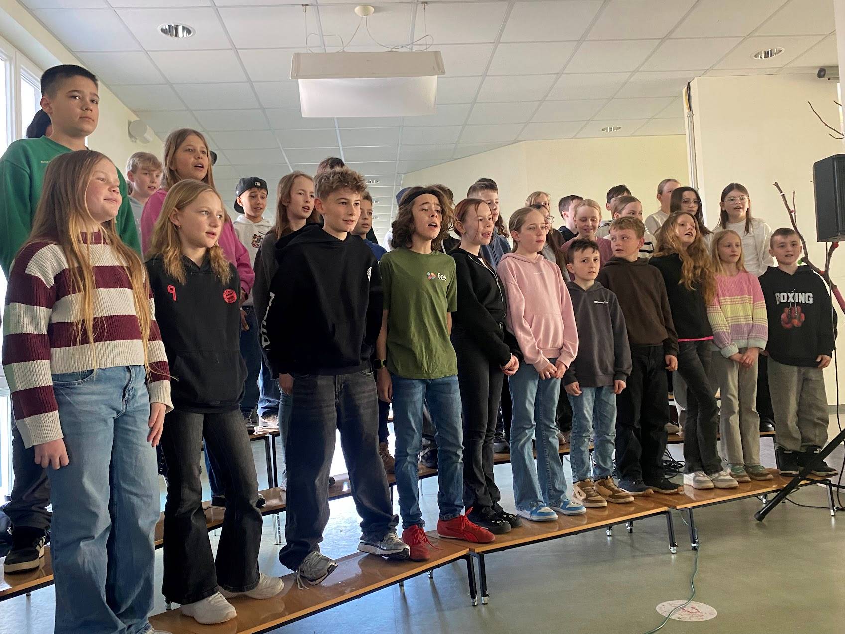 Schülerinnen und Schüler der Freien Evangelischen Schule Heidenheim singen im Chor am Ostergottesdienst.