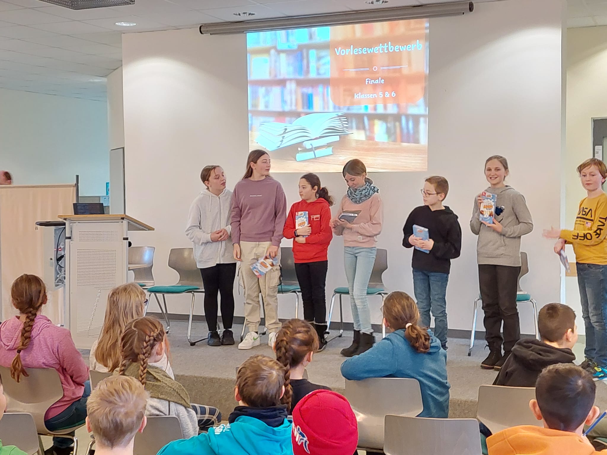 Schülerinnen und Schüler der FES-Heidenheim beim Vorlesewettbewerb 2024