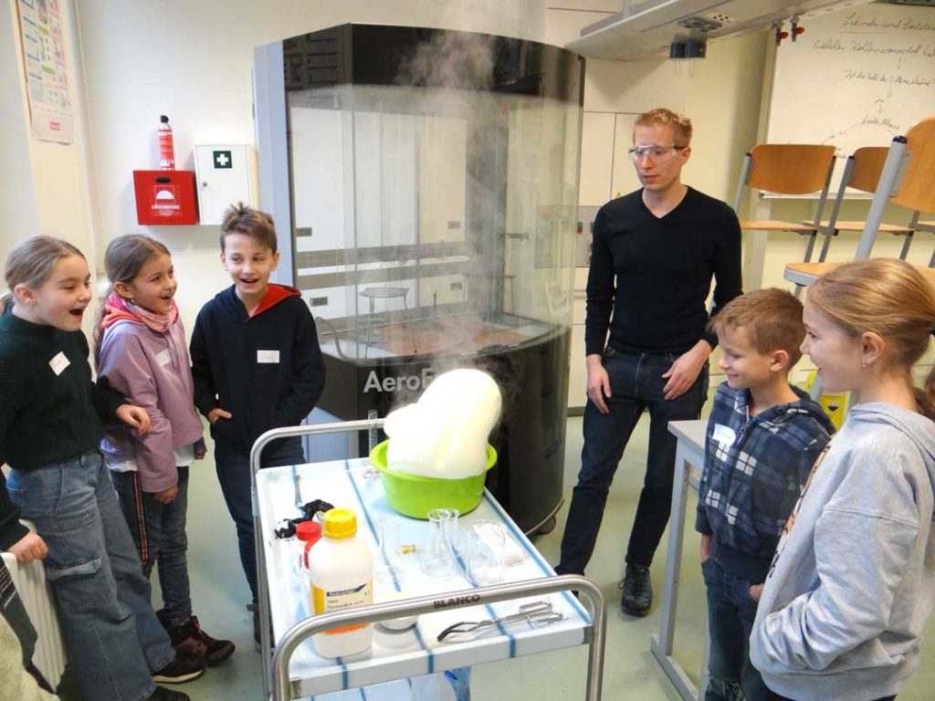 Schulkinder der fes Heidenheim bei einem chemischen Experiment am Schnuppertag