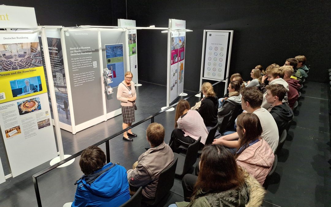 Virtueller Blick in den Deutschen Bundestag: Kursstufe besucht multimediale Ausstellung in der Stadtbibliothek