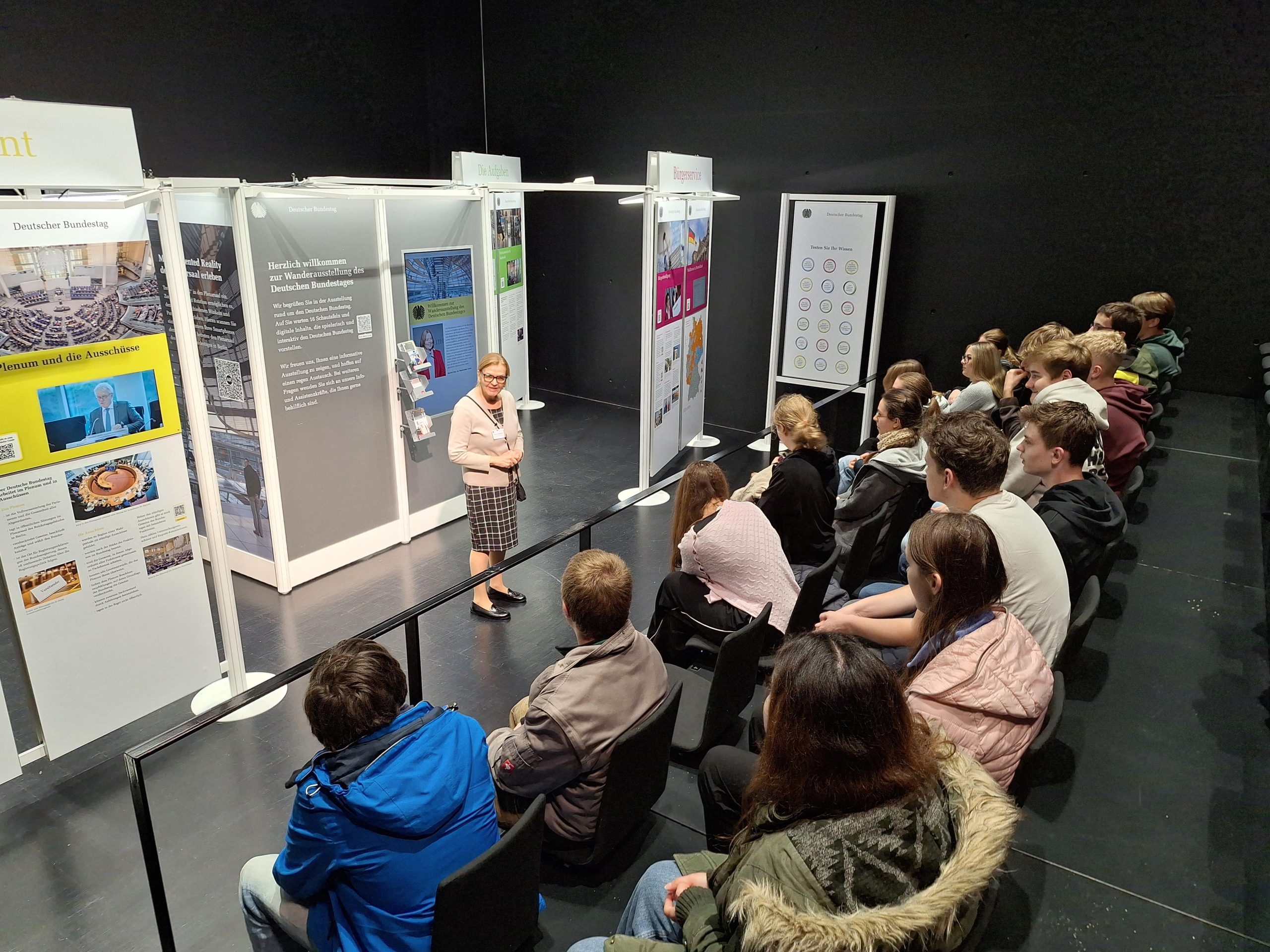 In der Woche vor den Herbstferien war in der Stadtbibliothek die Wanderausstellung des Deutschen Bundestags, die unsere Kursstufenschüler im Rahmen des Gemeinschaftskunde Unterrichts besucht haben.