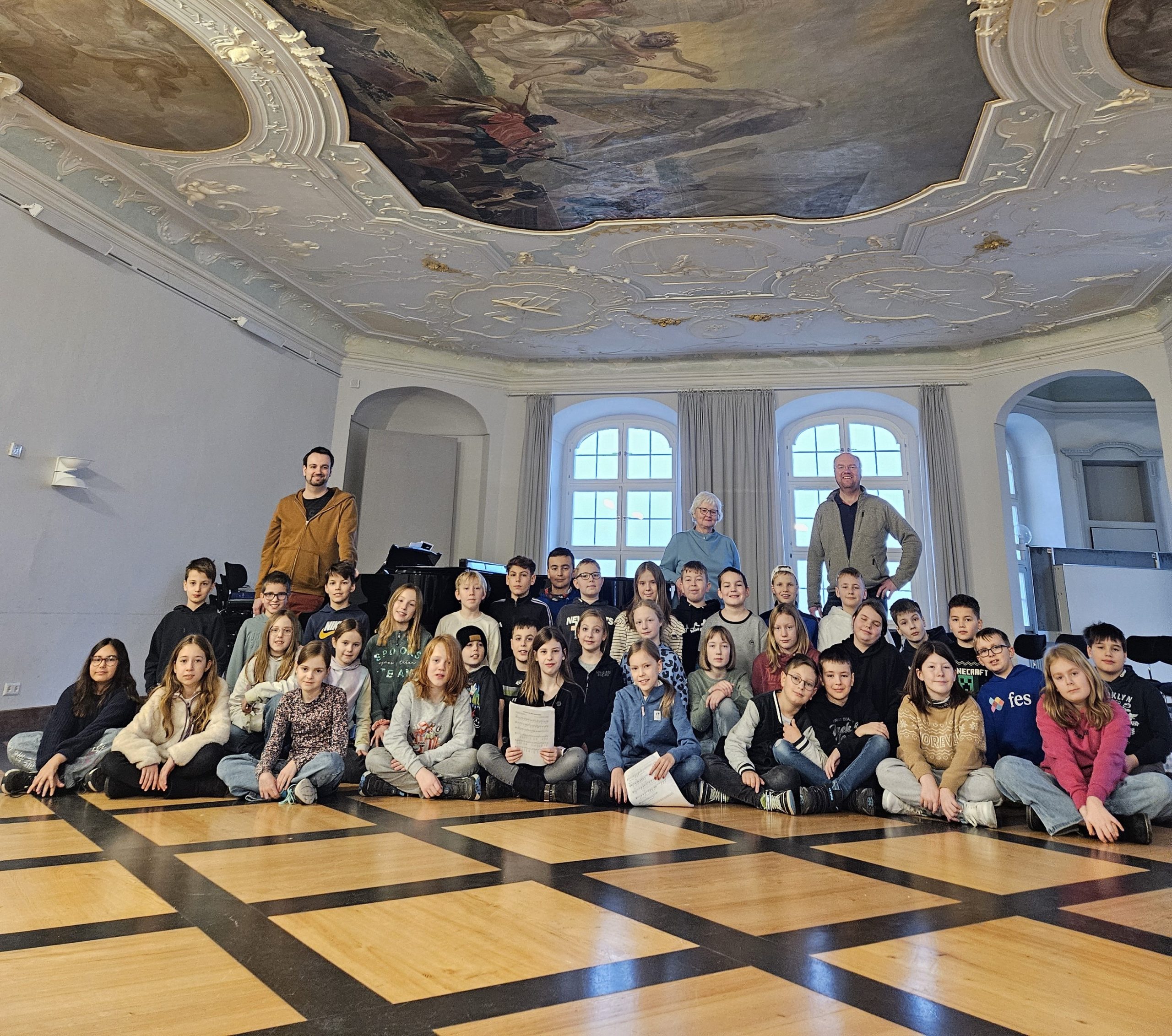 Gern hätte man sich alles noch genauer angeschaut, aber im Vordergrund stand in den drei Chorprobentagen an der Musikakademie in Kloster Ochsenhausen, die im Januar unmittelbar in der Woche nach den Weihnachtsferien stattfanden, die Vorbereitung und Einstudierung des diesjährigen Klassenmusiktheaterprojekts.