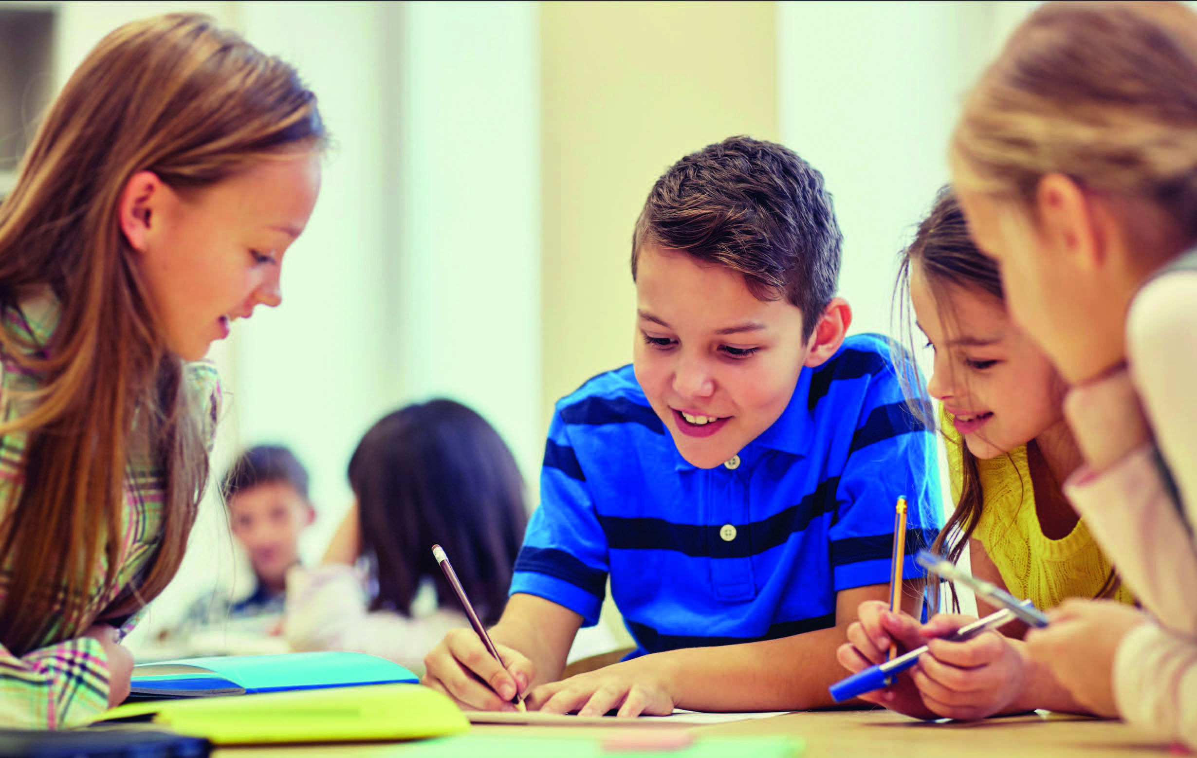 Kinder arbeiten in der Schule zusammen