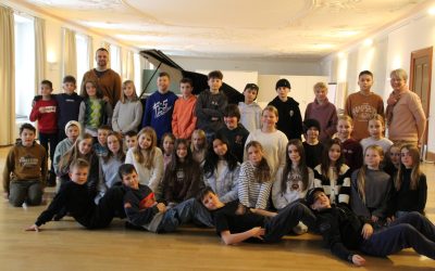 Chorproben zwischen historischen Gemälden und ehrwürdigen Klostertüren